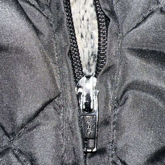 Quilted Black Vest with Faux Fur Lining Medium Pockets (Possibly Reversible) - Picture 9 of 9